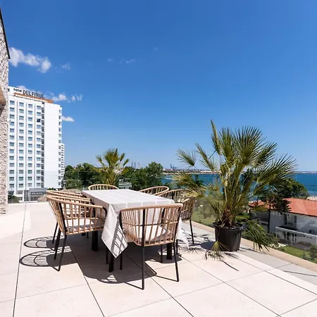 Daire Penthouse Deosebit Frontal La Mare, Pe Faleza Din - Situat La Etajul 4 In Locatia Amaris