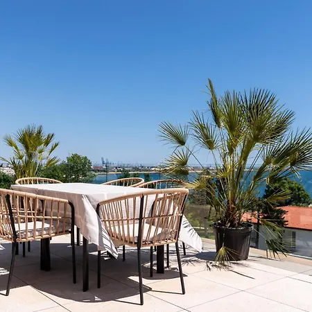 Penthouse Deosebit Frontal La Mare, Pe Faleza Din - Situat La Etajul 4 In Locatia Amaris Eforie Nord