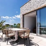 Penthouse Deosebit Frontal La Mare, Pe Faleza Din - Situat La Etajul 4 In Locatia Amaris