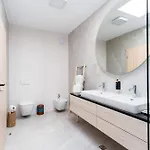 Penthouse Deosebit Frontal La Mare, Pe Faleza Din - Situat La Etajul 4 In Locatia Amaris شقة